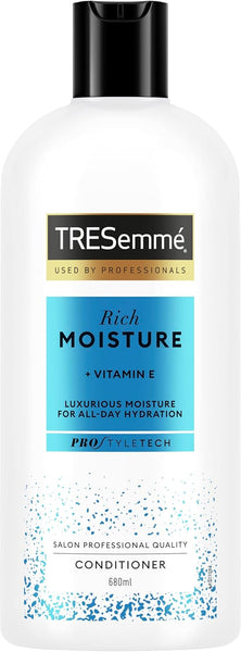 TRESemmé Nourish Coconut Conditioner with coconut essence for hydrated, soft & smooth hair 6x 680 ml
