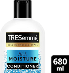 TRESemmé Nourish Coconut Conditioner with coconut essence for hydrated, soft & smooth hair 6x 680 ml